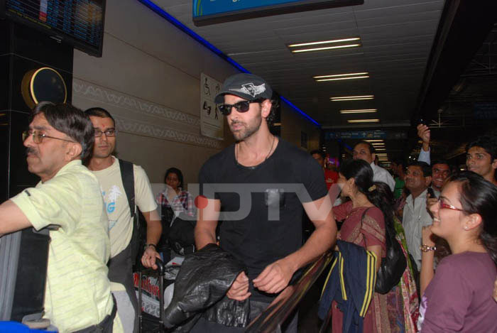 Spotted:Hrithik leaving for STAR Parivaar Awards