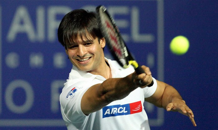 Spotted: Vivek plays tennis