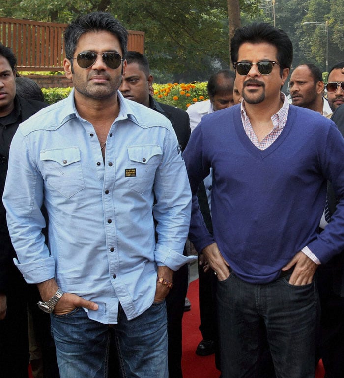 Anil Kapoor and Suniel Shetty are doing their bit for society.