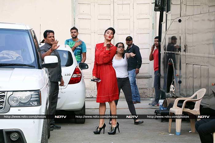 Jacqueline Fernandez Painted The Town Red On Big B, Aamir\'s Busy Day