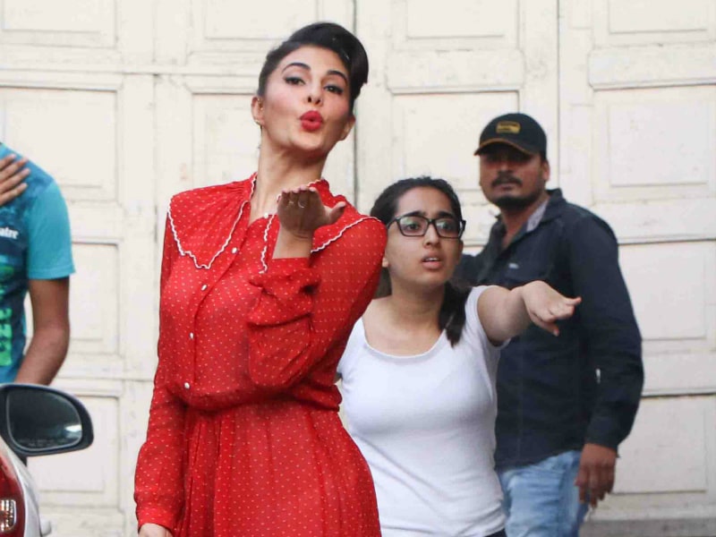 Photo : Jacqueline Fernandez Painted The Town Red On Big B, Aamir's Busy Day