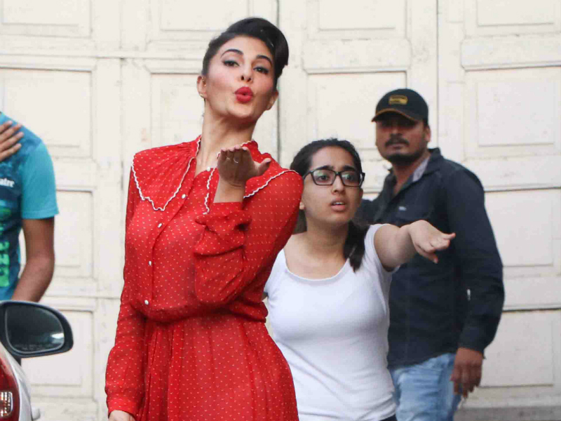 Jacqueline Fernandez Painted The Town Red On Big B, Aamir's Busy Day