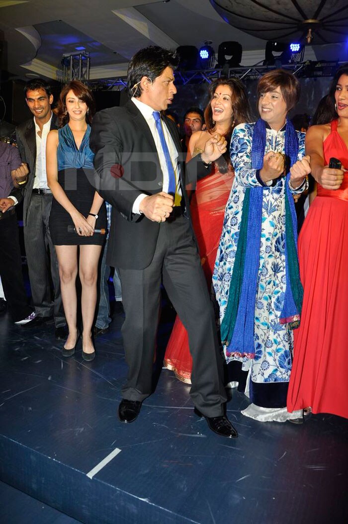 Spotted: Shah Rukh at the Zor Ka Jhatka bash!