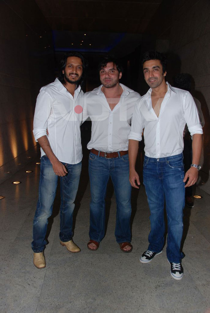 Riteish and Ashish look great, but Sohail Khan is in dire need of shoes!