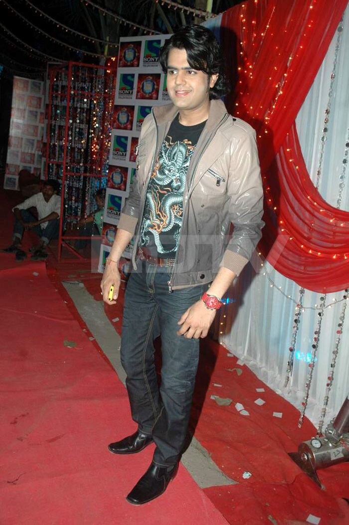 Funny man Manish Paul smiles for the shutter bugs.