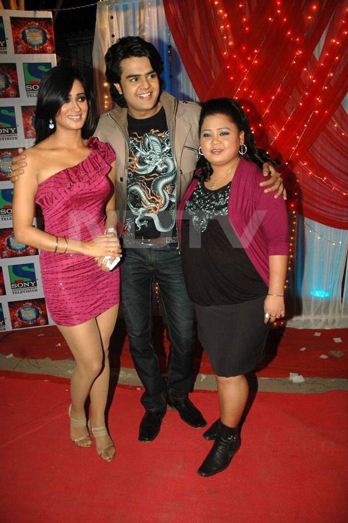 Shweta Tiwari shows off that great body, seen here with Manish Paul and Bharti.