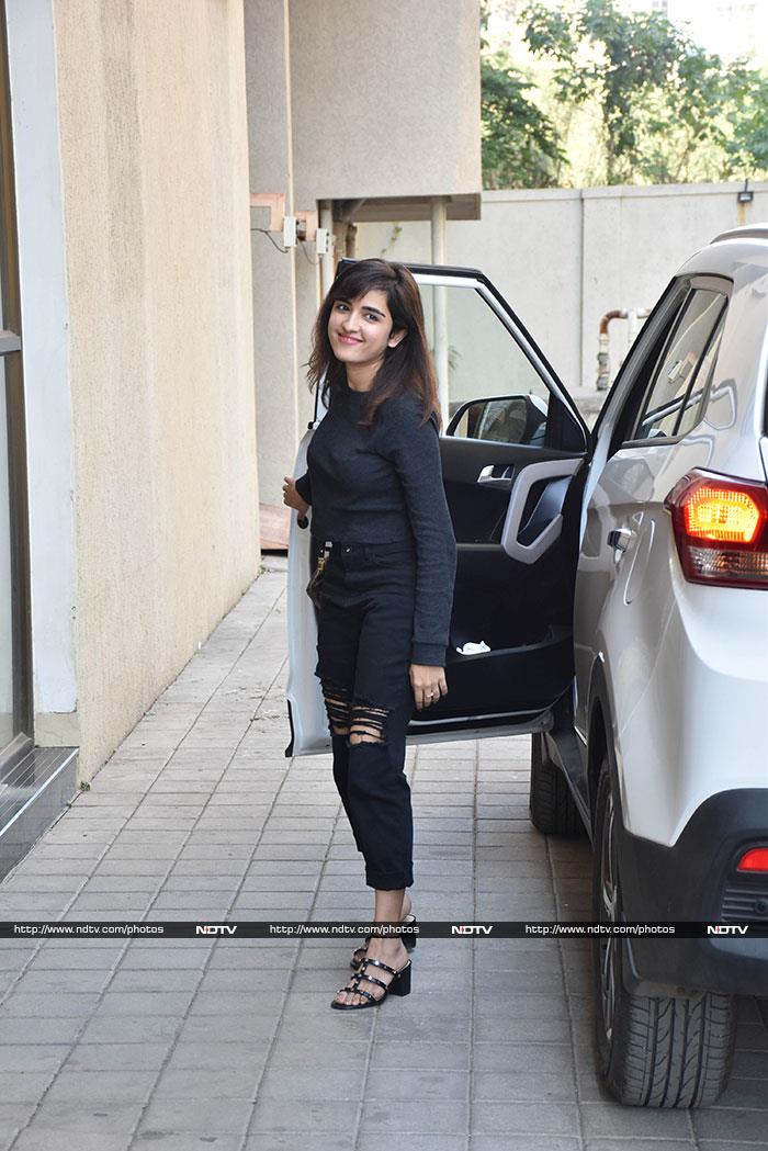 Singer Shirley Setia smiled at the shutterbugs.