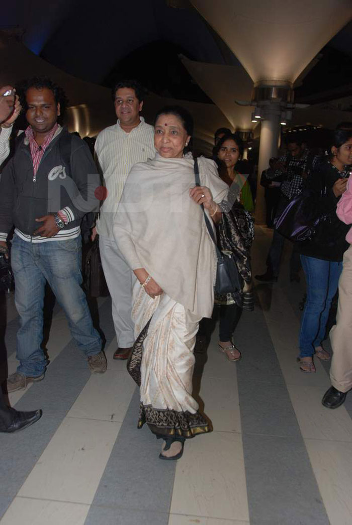 Asha Bhosle looks as fresh as a Daisy.