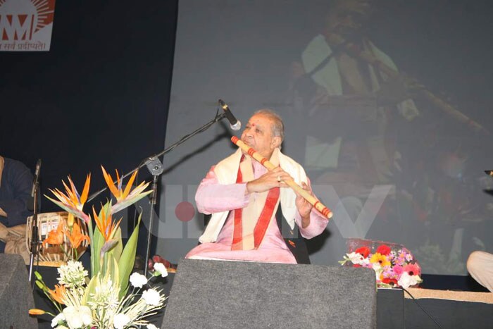 Pandit Hariprasad Chaurasia in all his glory.