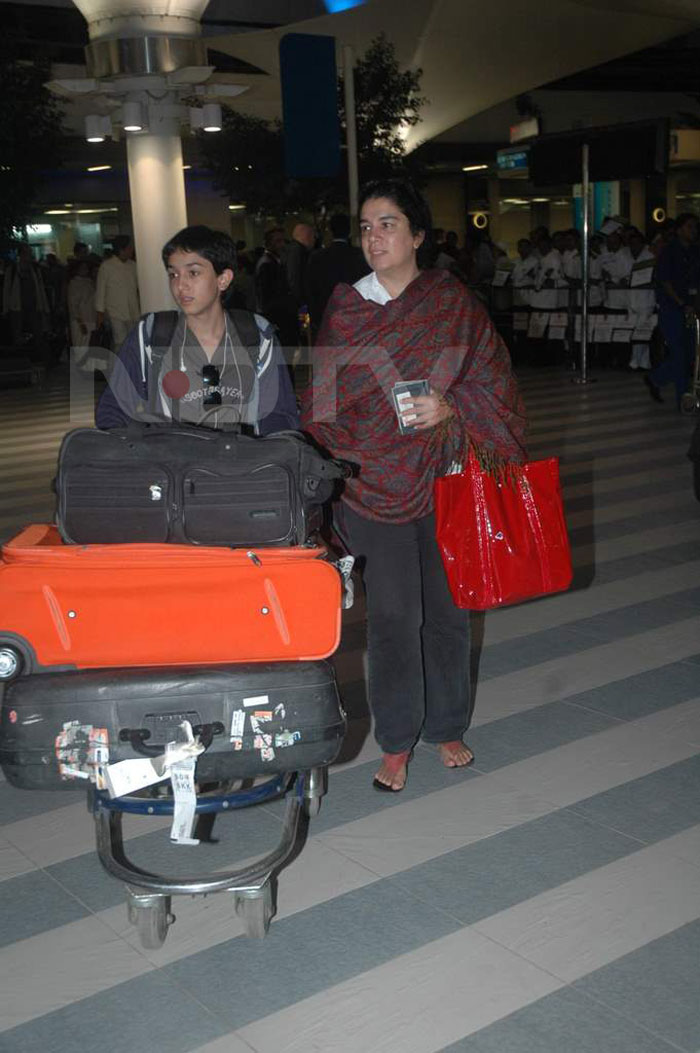 Aamir's ex Reena walks out with their daughter Ira pushing quite the load.