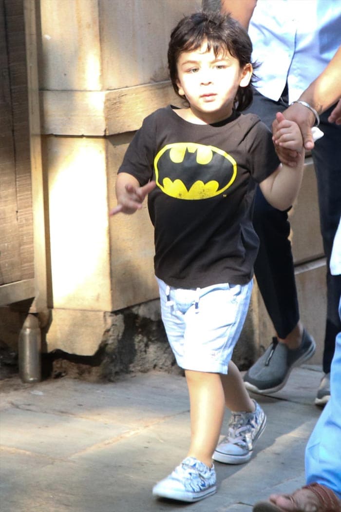 Saif Ali Khan\'s Day Out With Son Taimur