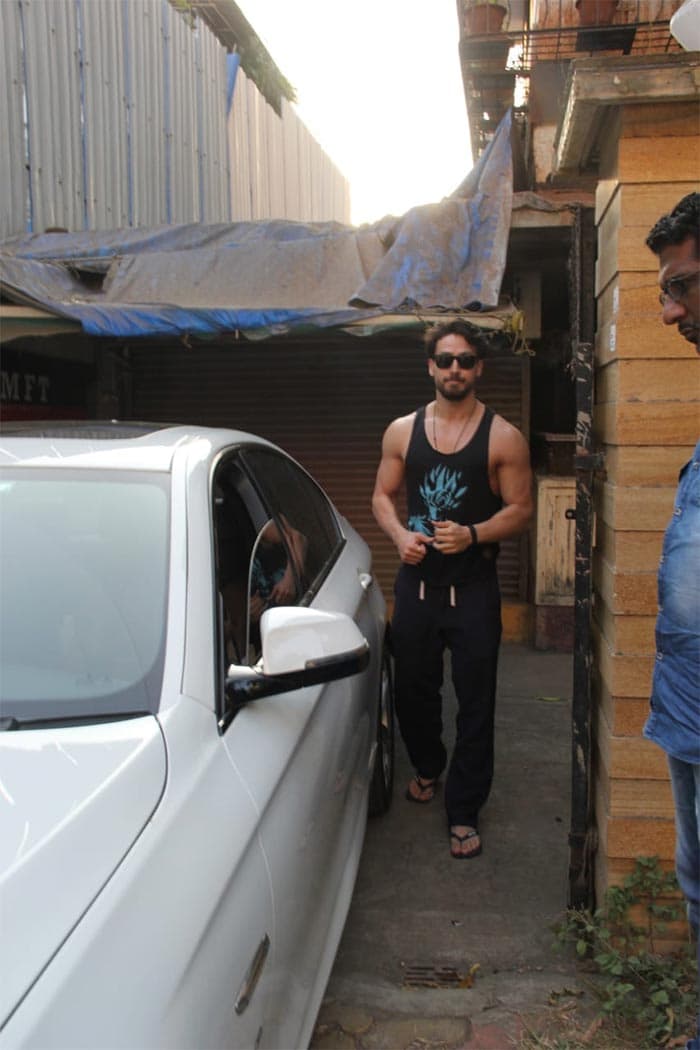 Saif Ali Khan\'s Day Out With Son Taimur