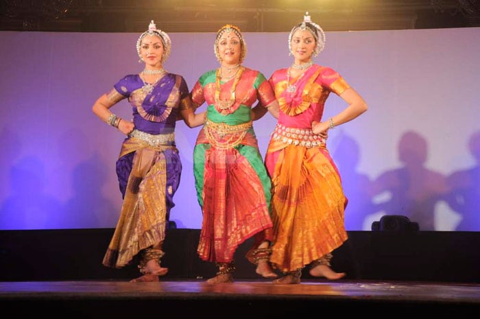 Hema Dances With Daughters