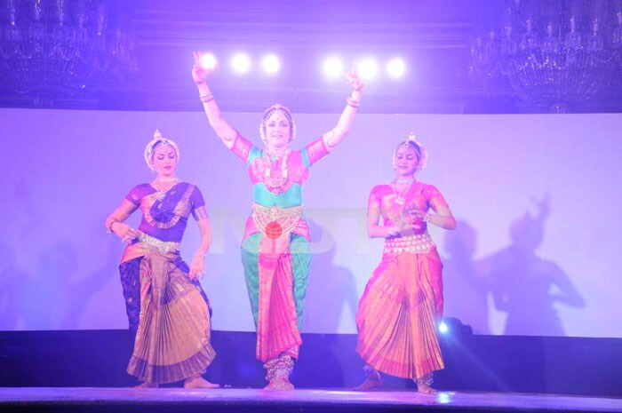 Hema Dances With Daughters