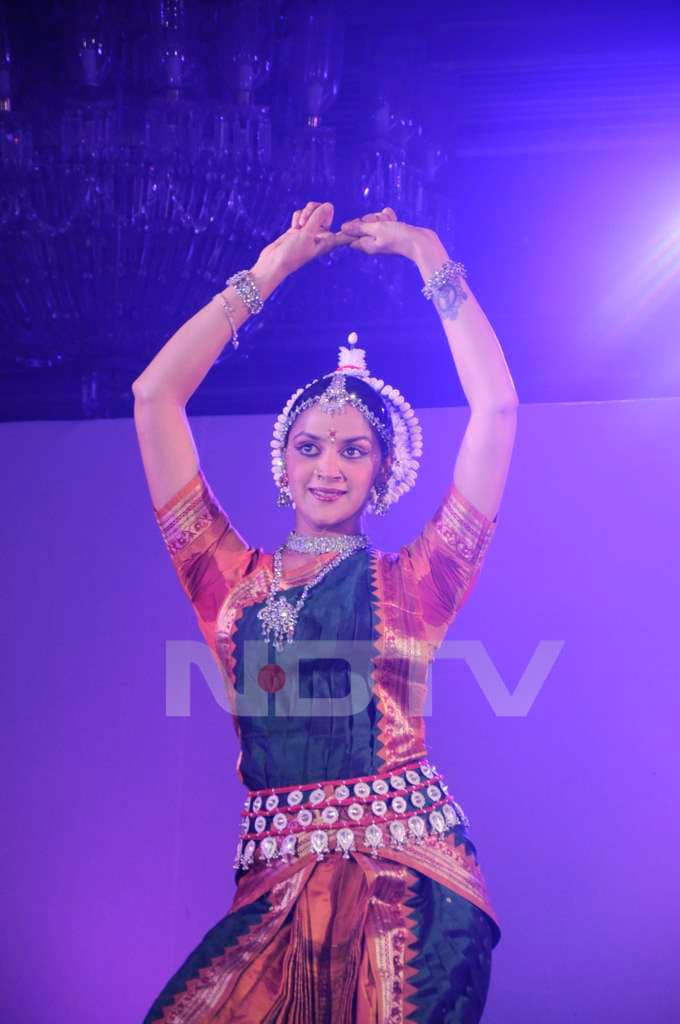 Hema Dances With Daughters