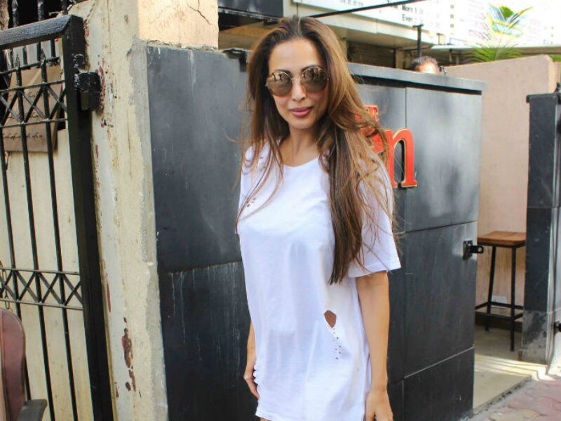 Photo : Malaika Arora Looks Drop Dead Gorgeous In White