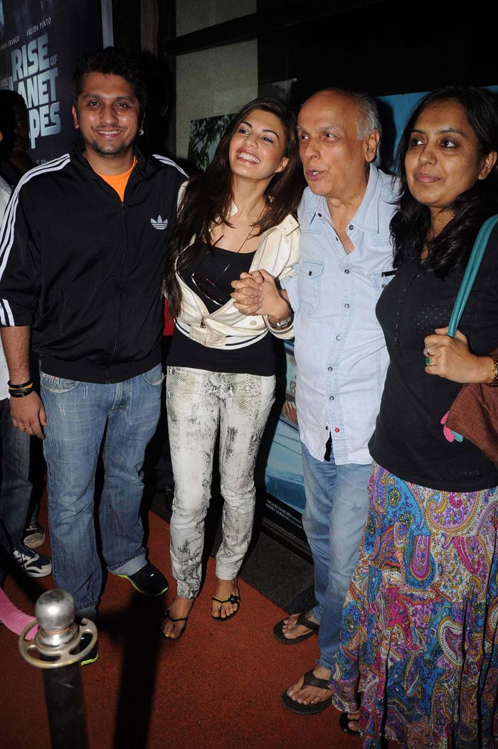 Jacqueline poses with her <i>Murder 2</i> director Mohit Suri and Mahesh Bhatt, as the delighted trio smile for the shutterbugs.