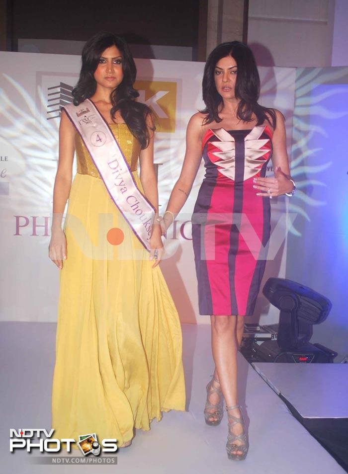 Like a true mentor, Sushmita walks an aspiring model down the ramp.