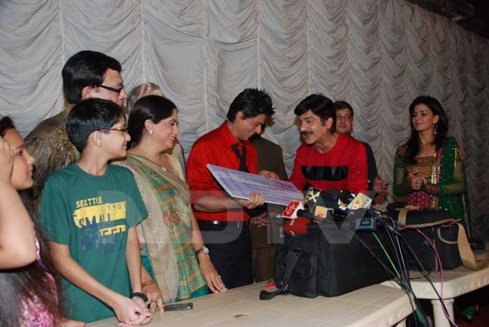 Shah Rukh Khan poses with the cast of <i>Khichdi- The Movie</i> at Filmistan. Seen here are Nimisha Vakharia, Rajeev Mehta, Anang Desai, Jamnadas Majethia, Kesar Majethia and Kirti Kulhari along with the superstar.