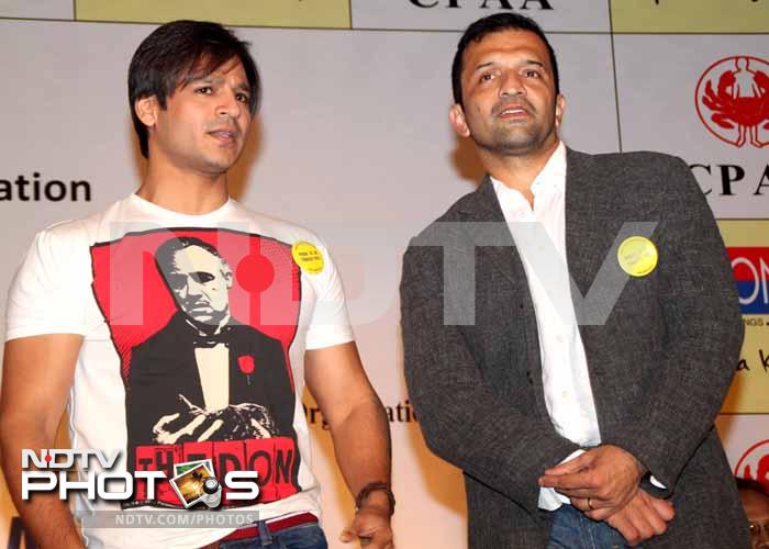 Vivek Oberoi is busy chatting with ace photographer Atul Kasbekar.