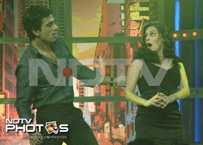 Neha shakes a leg with Sonu on the show.