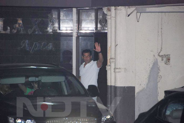 Spotted: Katrina leaving Salman\'s house!