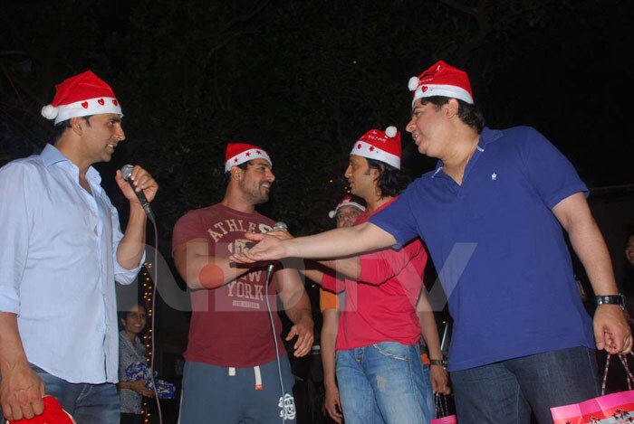 Spotted: Akshay, John spread some Christmas Cheer