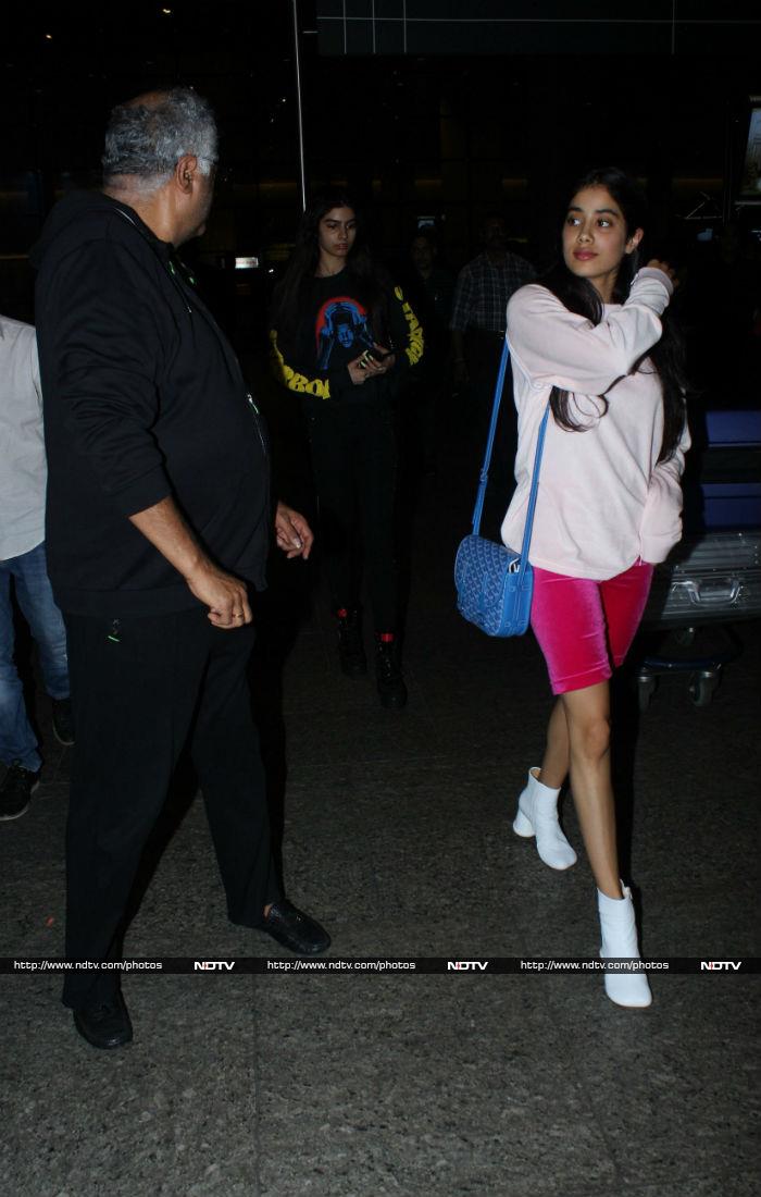 Boney Kapoor walked and talked with Jhanvi and Khushi as the paparazzi clicked away.