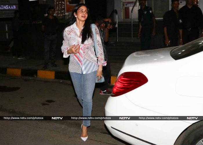 MOM Sridevi\'s Dinner Date With Jhanvi And Khushi