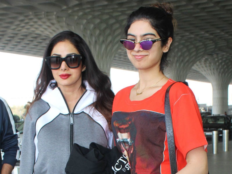 Photo : खुशी कपूर के साथ एयरपोर्ट पर दिखीं श्रीदेवी, मलाइका भी आईं नजर