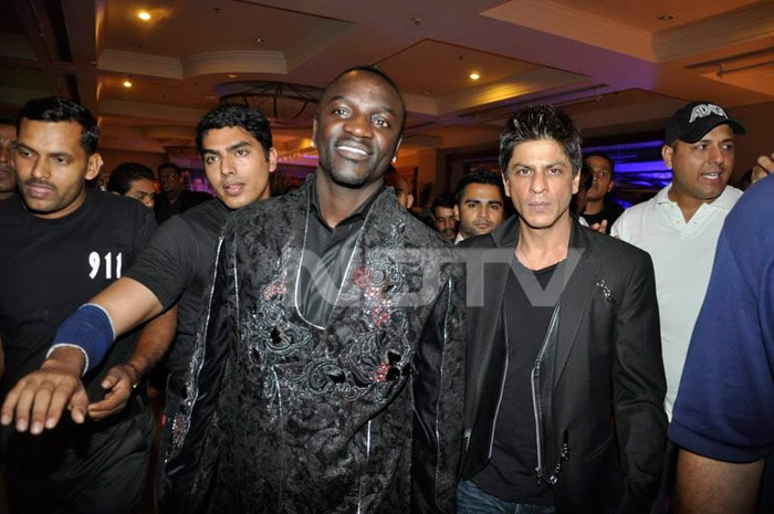 Akon sings for SRK