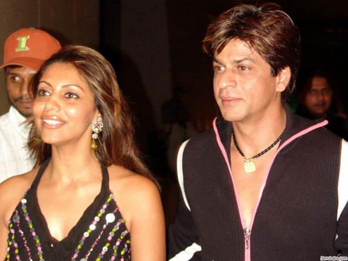 Emotional Atyachaar: The couple fought frequently over SRK's extreme possessiveness. Gauri got fed up one day and took off to Mumbai without telling her beau. Shah Rukh followed her and tracked her down near a beach