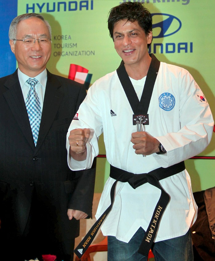 Bollywood superstar Shah Rukh Khan poses in a martial arts uniform after receiving a honorary Taekwondo black belt title in during an event organized by the Korean National Tourism Organization in Mumbai, India, Thursday, Oct. 15, 2009. He attended the function alongwith his family. (Photo: AP, Text: Agencies)