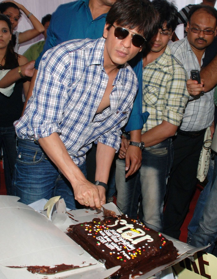 Shah Rukh Khan cuts his birthday cake!