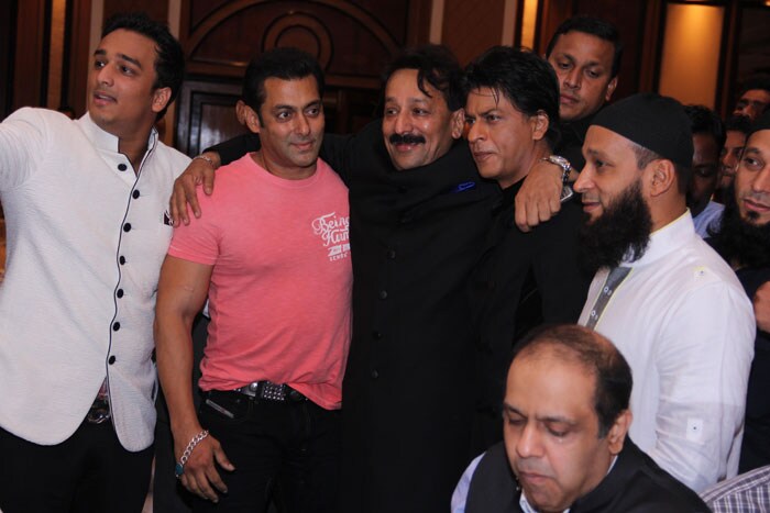 Salman, SRK\'s Khan-tastic hug