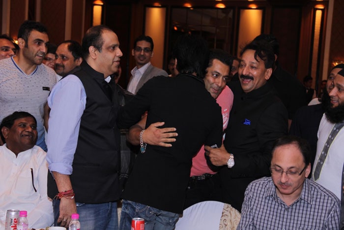 Salman, SRK\'s Khan-tastic hug