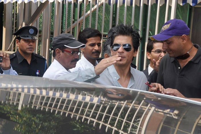 Shah Rukh responds to public applause.