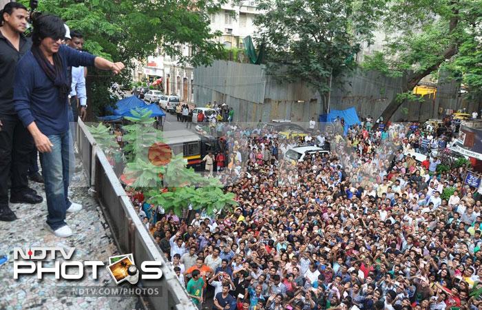 Wherever Shah Rukh goes, his fans follow