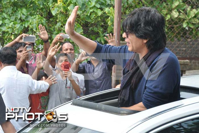 Wherever Shah Rukh goes, his fans follow