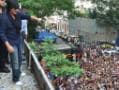 Photo : Wherever Shah Rukh goes, his fans follow