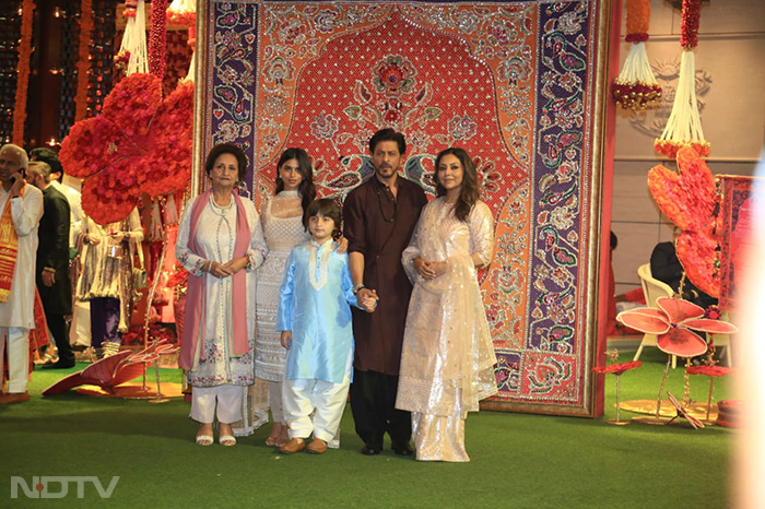 Shah Rukh Khan attended the festivities with wife Gauri, kids Suhana and AbRam and mother-in-law Savita Chhibber. (Image courtesy: Varinder Chawla)