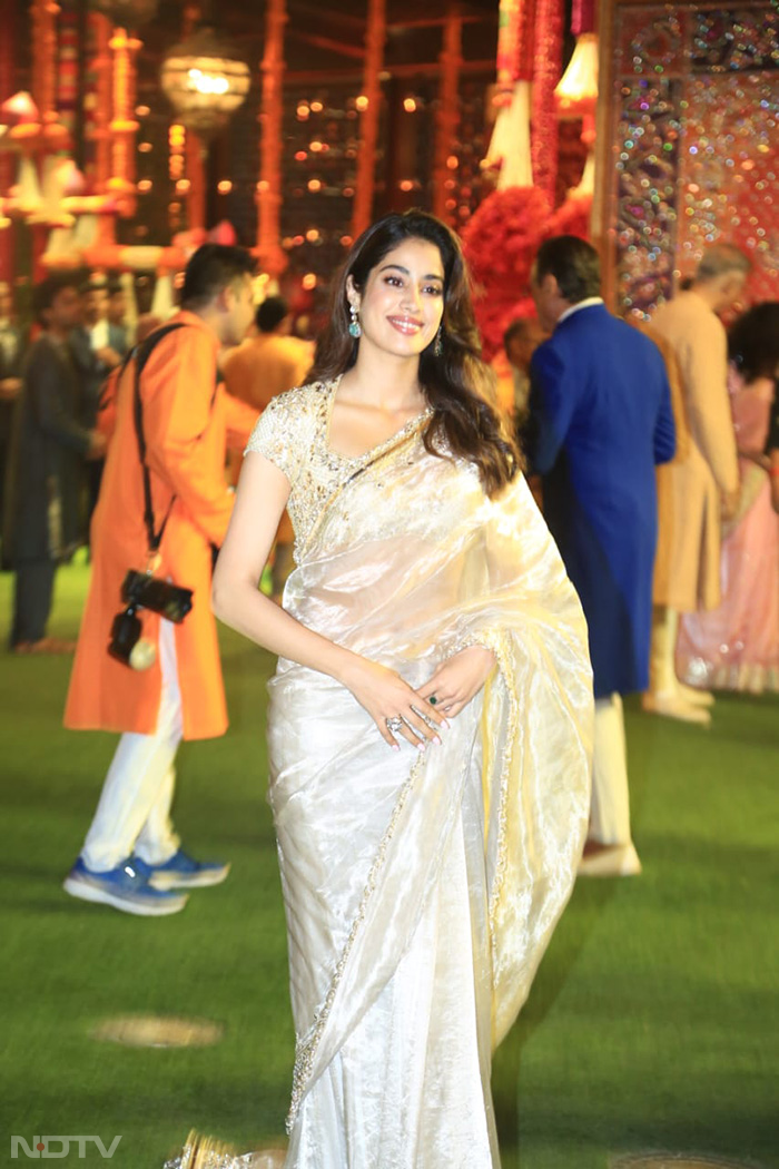 Janhvi Kapoor was every bit stunning. (Image courtesy: Varinder Chawla)