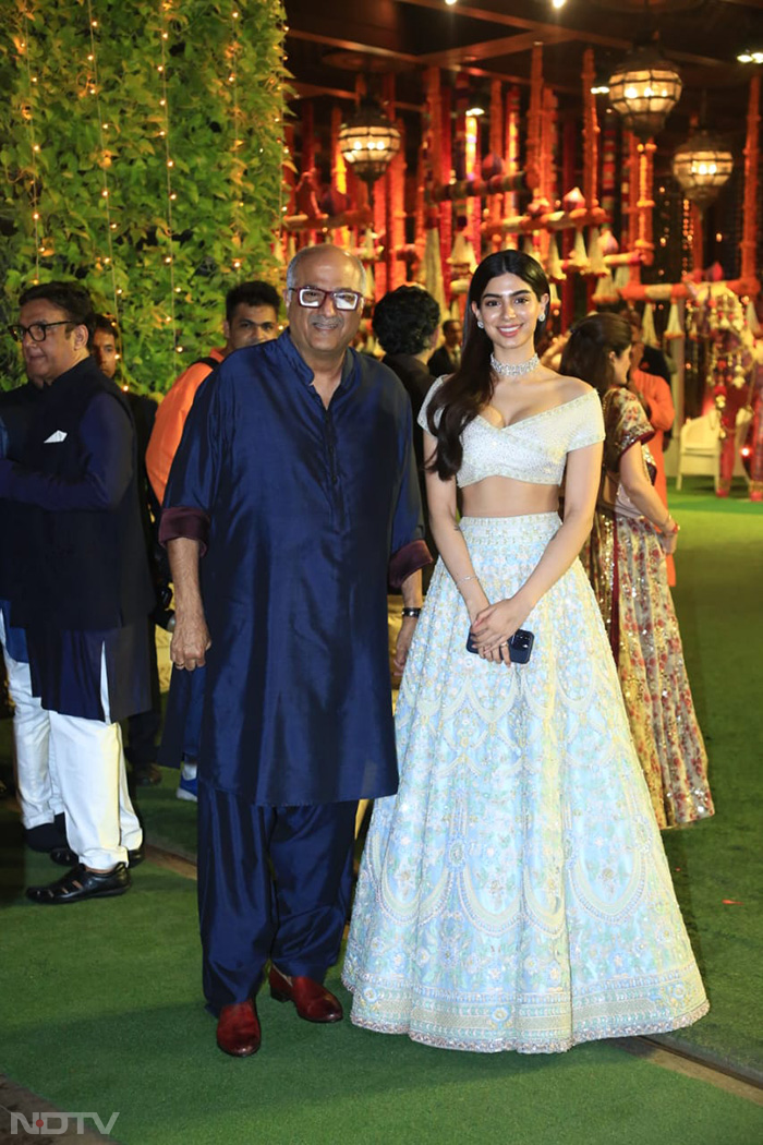 Khushi Kapoor wore white too, just like her sister Janhvi.(Image courtesy: Varinder Chawla)