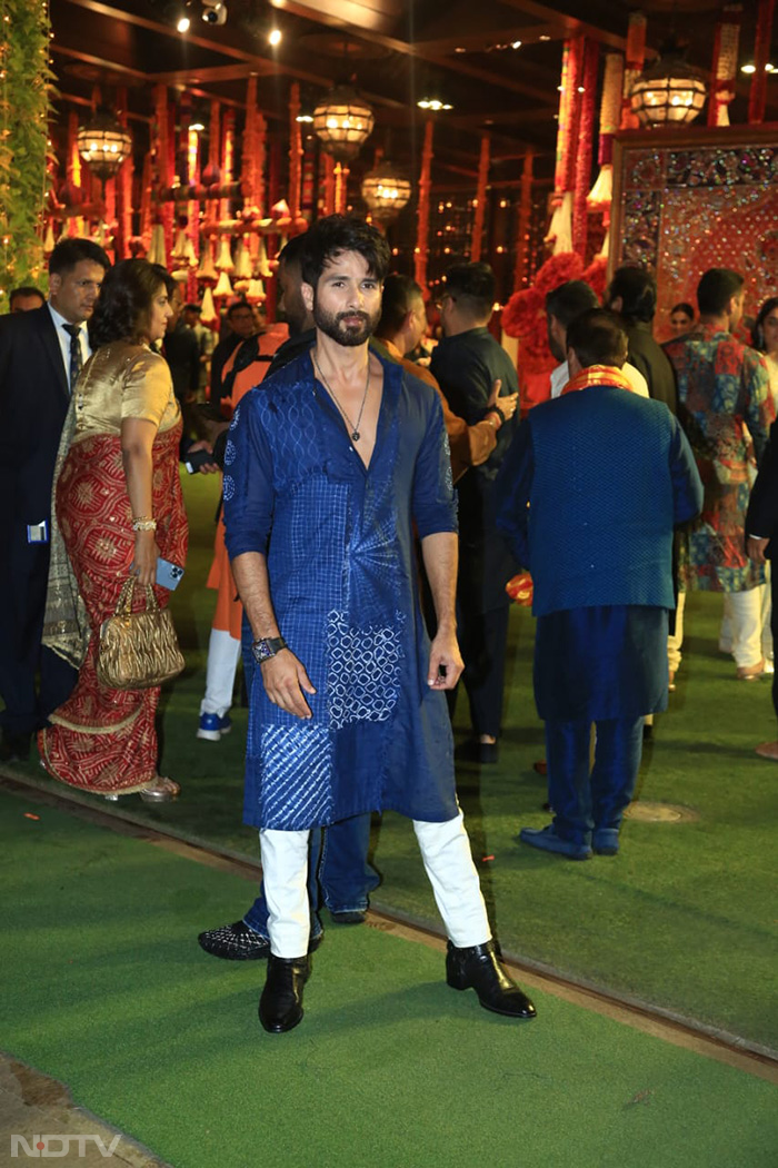 Shahid Kapoor arrived solo. (Image courtesy: Varinder Chawla)