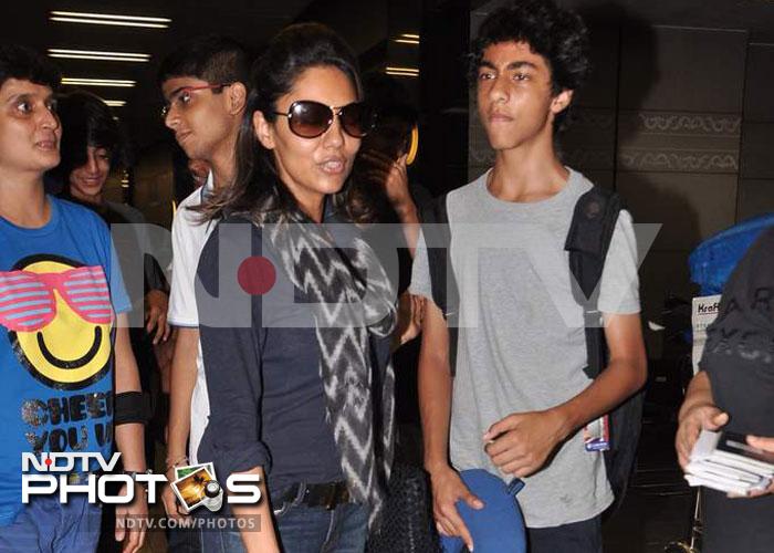 Gauri Khan and SRK Jr leave for London
