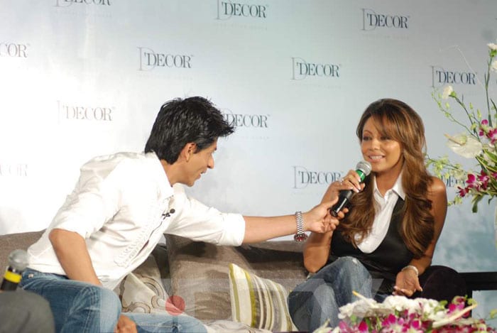 Shah Rukh helped Gauri in holding the microphone properly so that the media could hear whatever little she had to say.