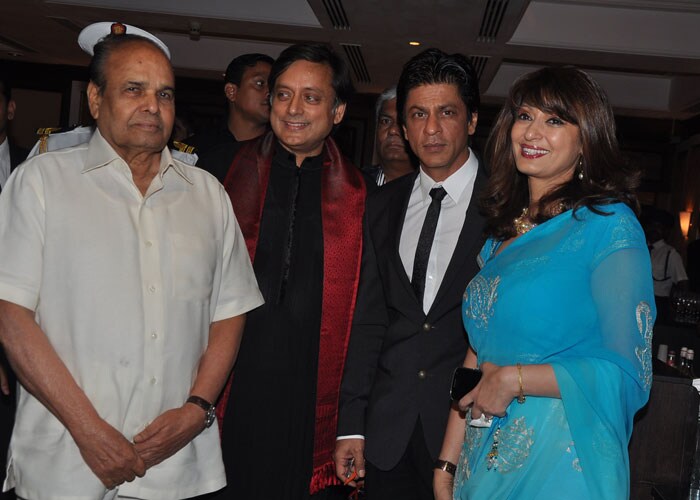 SRK entertained the audience with his witty anecdotes. Seen here (from the left) with Governor of Maharashtra, Kateekal Shankaranarayanan, author Shashi Tharoor and his wife Sunanda Pushkar (on his right).