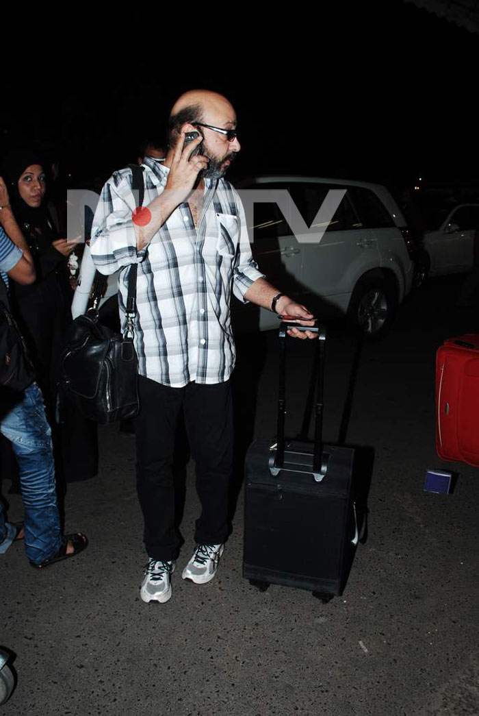 Exclusive: SRK, Kajol leave for Abu Dhabi