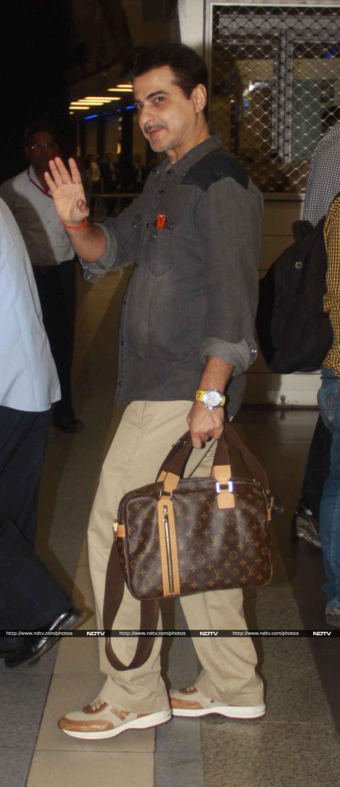 Leaving on a jet plane: SRK, Kareena