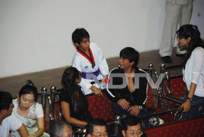 SRK\'s day out with Gauri and kids